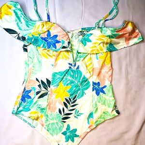 Fashion Nova- Tropical flutter Bodysuit